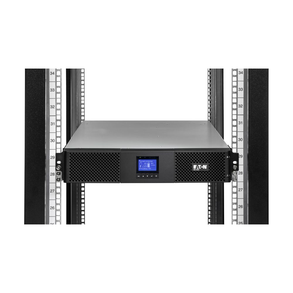 Una unidad negra Eaton UPS está montada en un rack. El panel frontal tiene una pantalla y rejillas de ventilación.