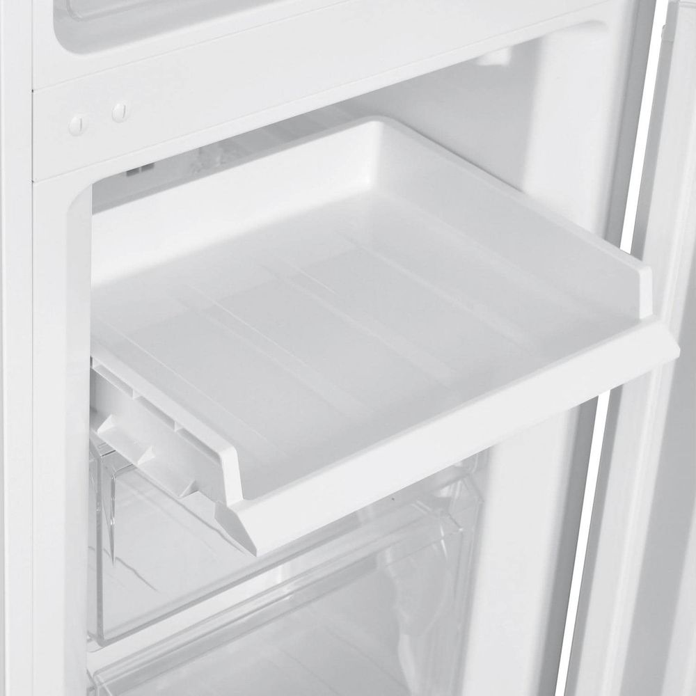 Un cassetto bianco estraibile all'interno di un frigorifero con contenitori trasparenti sotto.