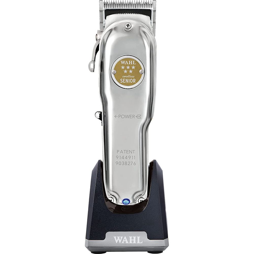 Un tagliacapelli argentato WAHL Cordless Senior è su una base di ricarica nera.