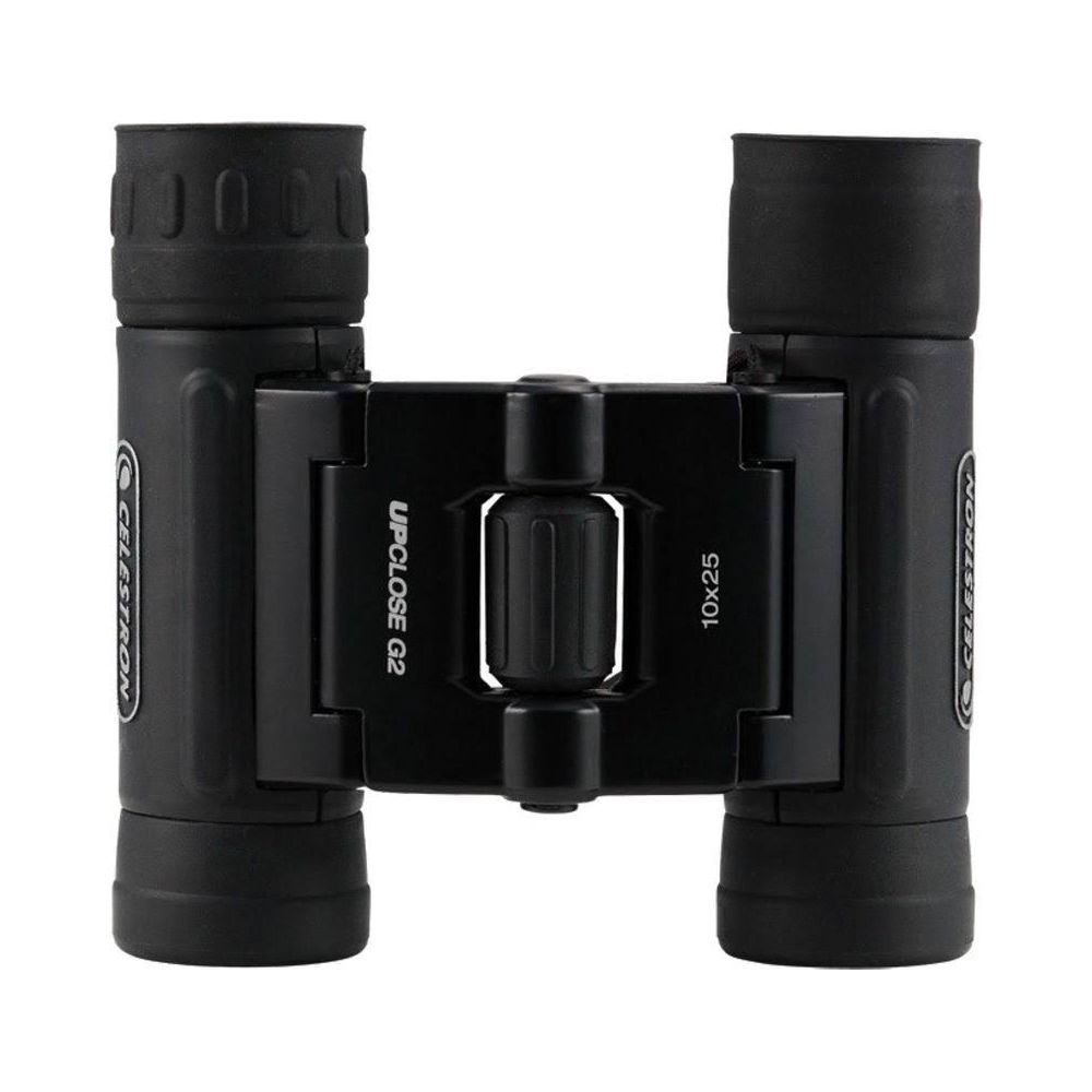 Czarne lornetki Celestron 10x25 na białym tle.