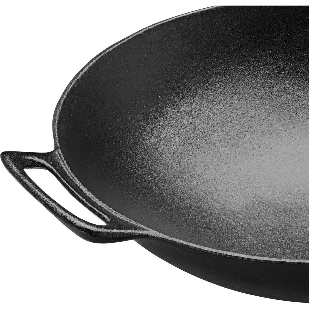 Gusseisen-Wok mit zwei Griffen, Nahaufnahme.