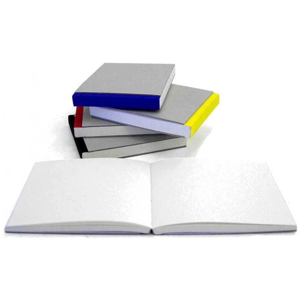 Ein aufgeschlagenes Notizbuch liegt vor einem Stapel bunter Notizbücher.