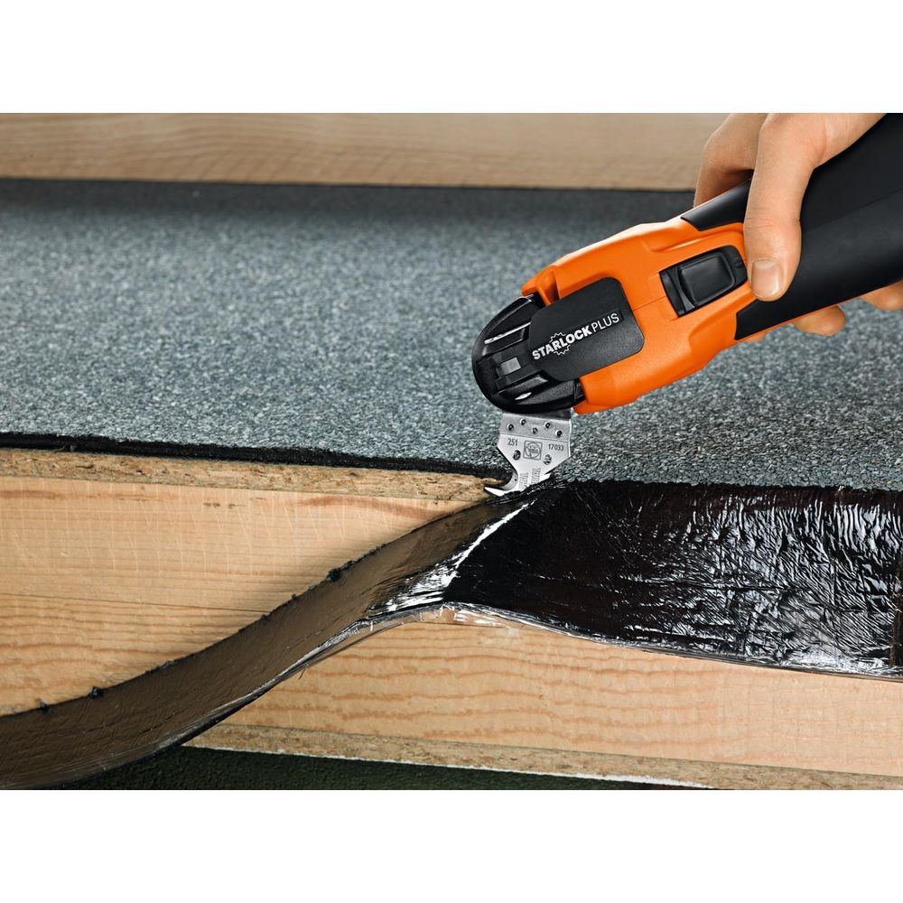Hand benutzt Werkzeug zum Schneiden von schwarzem Klebeband auf Dachmaterial.