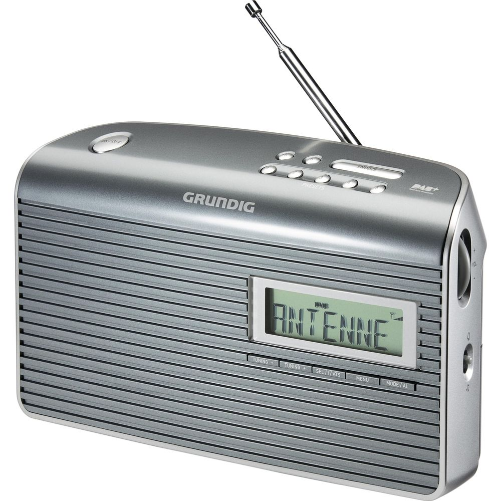 Srebrne radio GRUNDIG DAB+ z wysuniętą anteną i wyświetlaczem LCD.