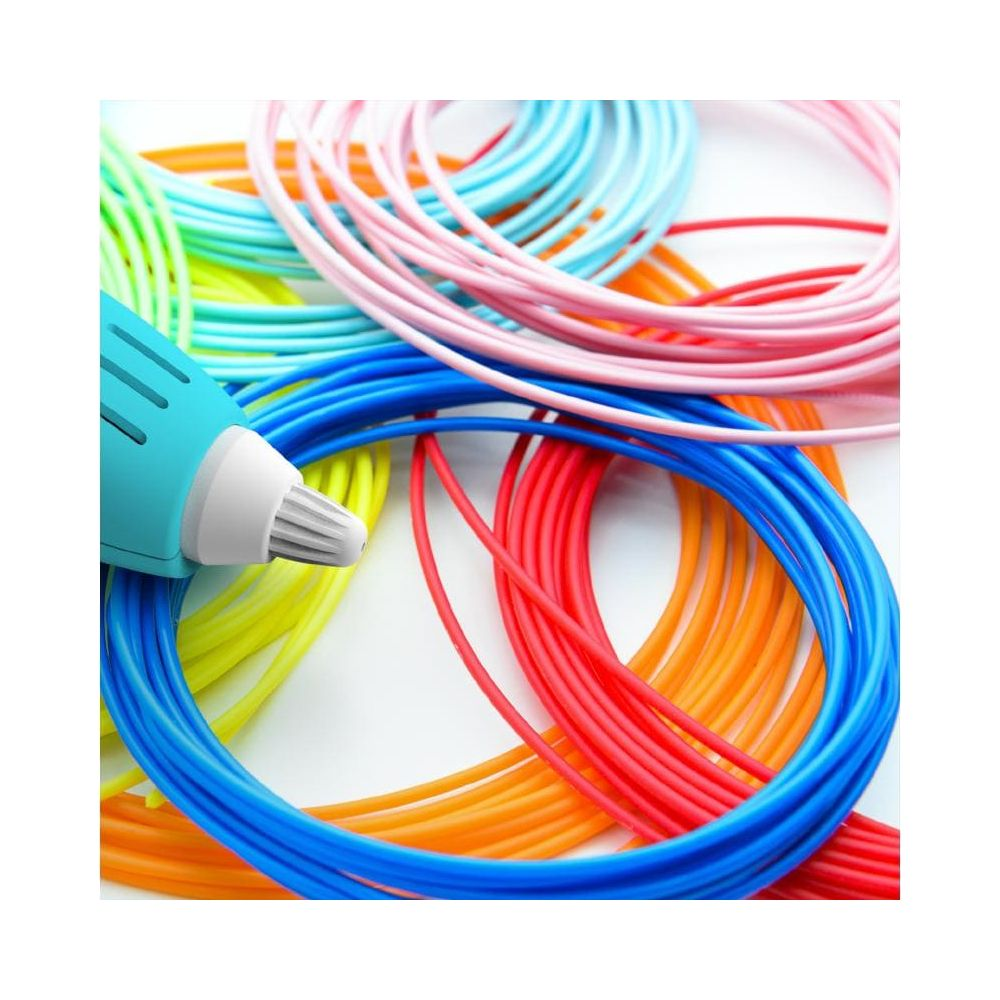 Una penna 3D turchese riposa accanto a bobine di filamento colorate.