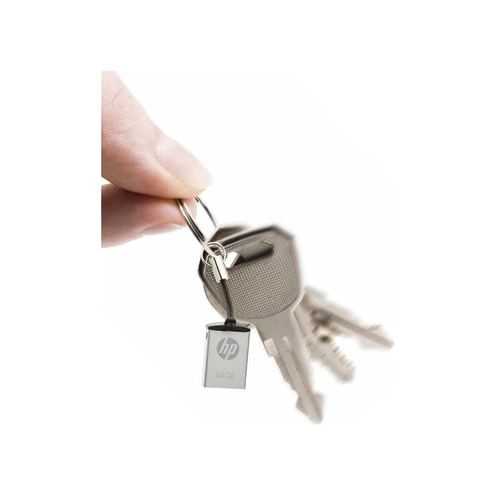 Dłoń trzyma klucze z podłączonym pendrivem HP 64GB.
