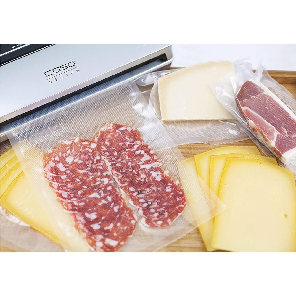 Ein Vakuumierer mit Salamischeiben, Schinken und Käse.