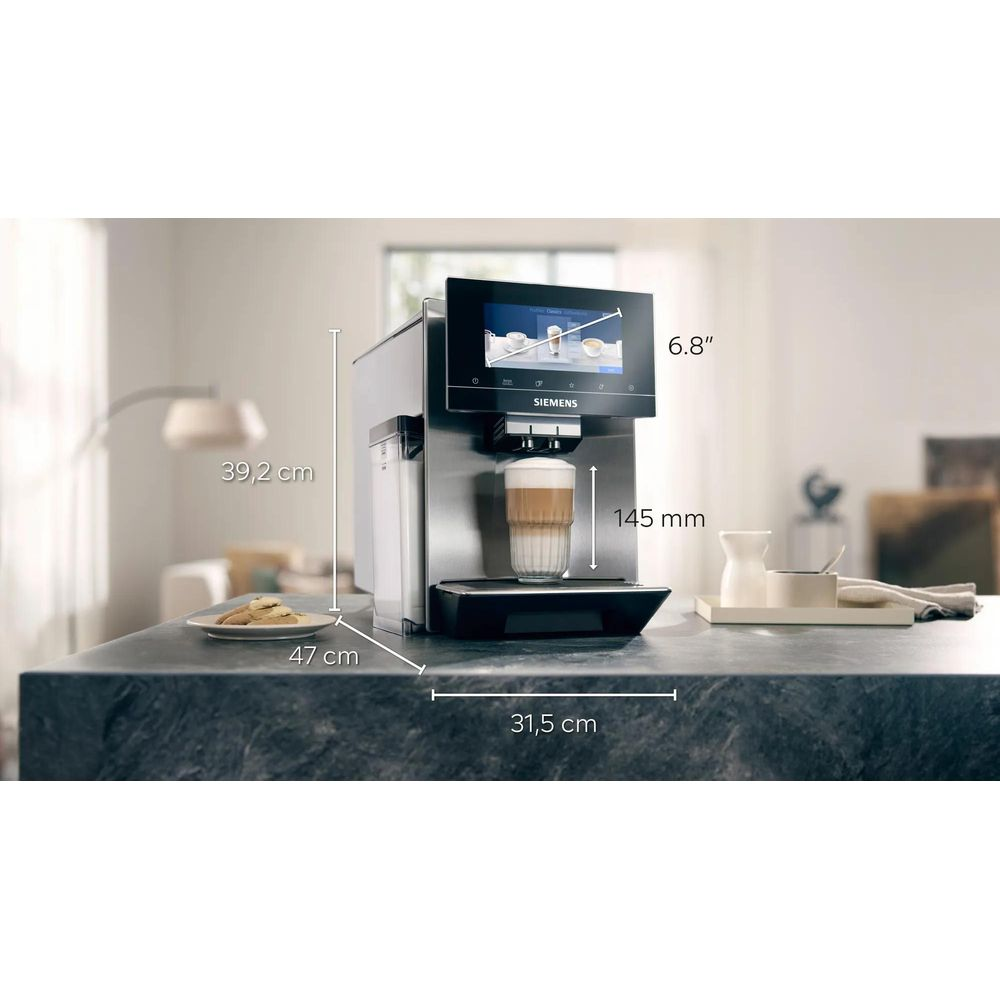 Siemens Kaffeemaschine mit Glas Latte Macchiato auf dunkler Arbeitsplatte.