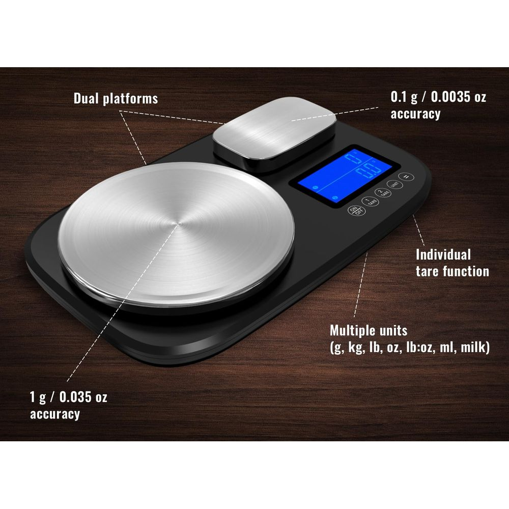 Una bilancia digitale nera con doppia piattaforma in acciaio inox e display blu.
