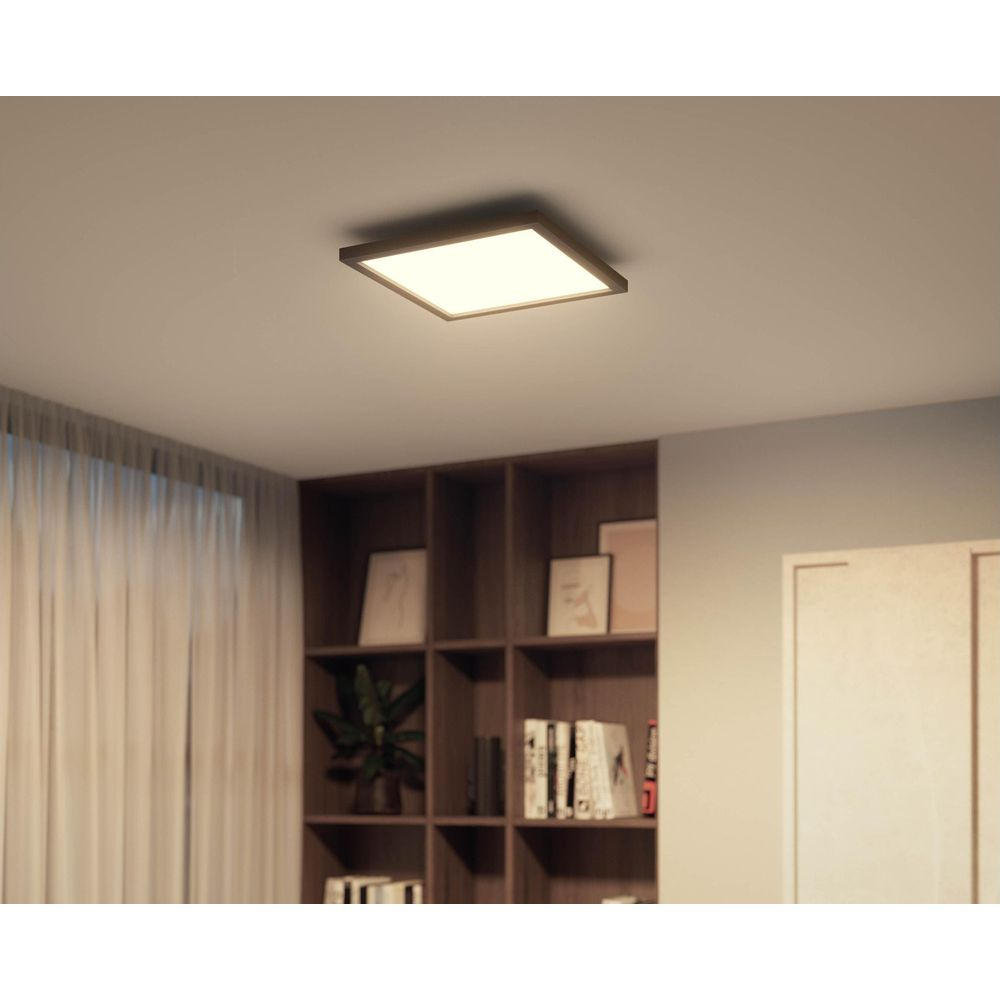 Una luce a soffitto quadrata illumina una stanza con una libreria.