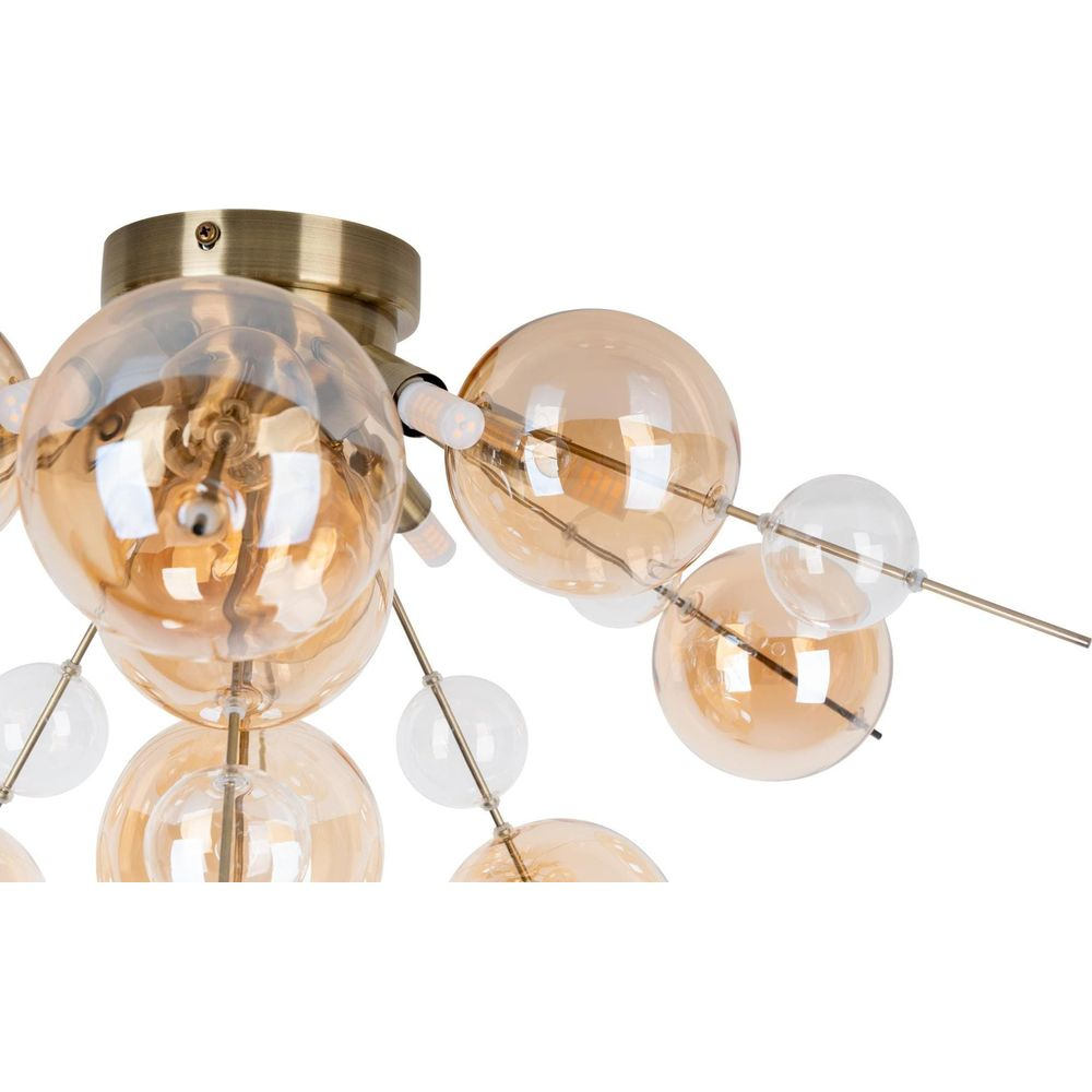 Un plafonnier avec des sphères en verre ambré et transparent sur des bras en laiton.