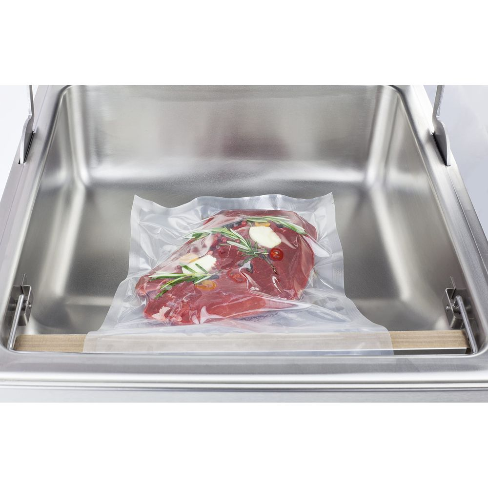 Ein Vakuumverpacktes Stück rotes Fleisch mit Kräutern und Gewürzen in einem Edelstahltank.