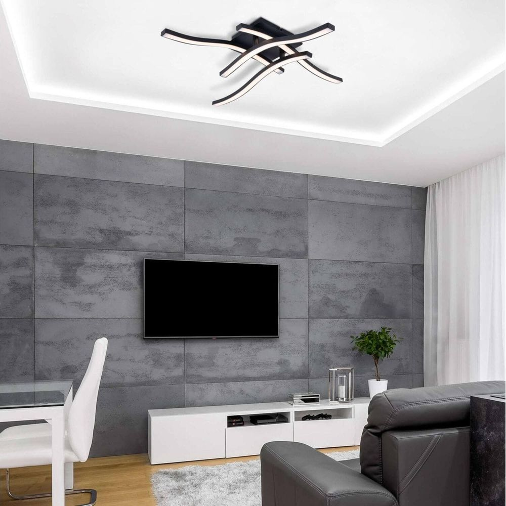 Modernes Wohnzimmer mit grauer Wand, Fernseher und einem geschwungenen Deckenlicht.