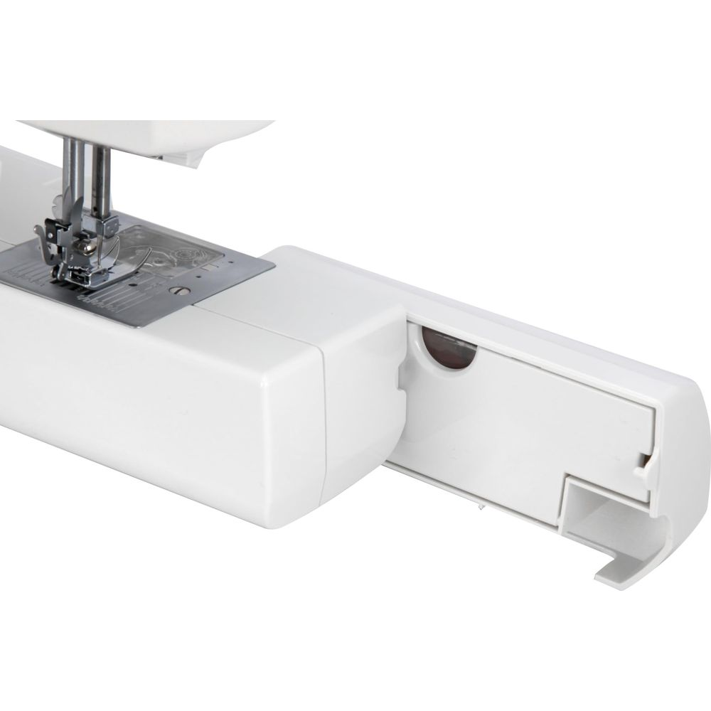 Zbliżenie białej maszyny do szycia, widoczna igła i schowek na szpulkę.