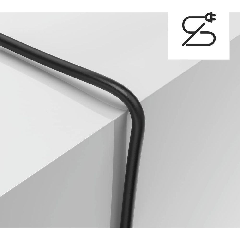 Czarny kabel zakrzywia się nad białymi sześcianami. Ikona wtyczki w prawym górnym rogu.