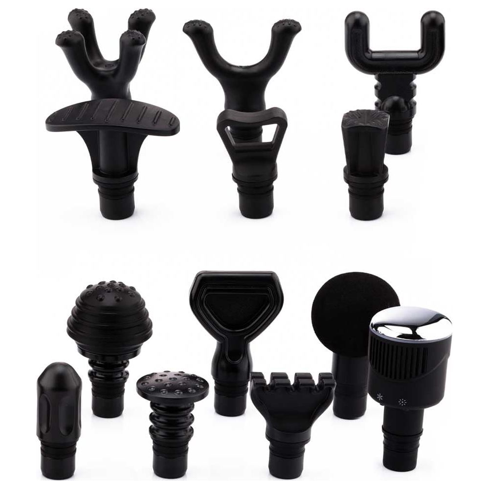 Un ensemble d'accessoires noirs pour pistolet de massage de formes variées, sur fond blanc.