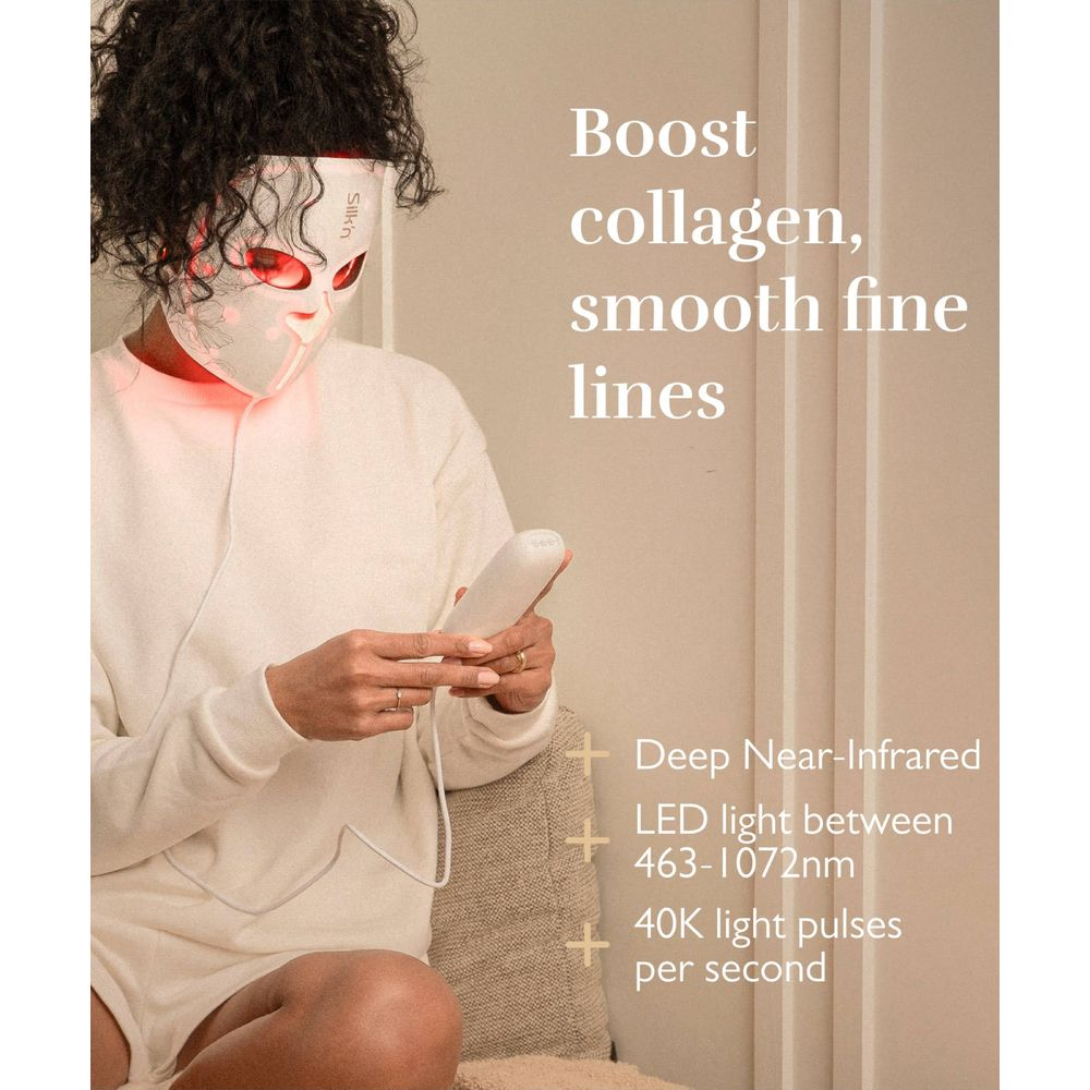 Kobieta w masce LED trzymająca urządzenie.