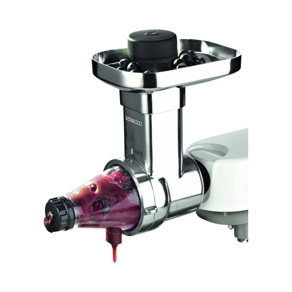 Sokowirówka Kenwood z jagodami i sokiem w wylocie.