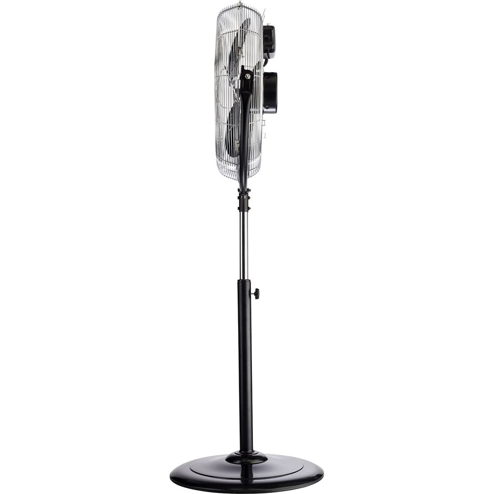 Een zwarte staande ventilator met een zilveren paal en een ronde voet.