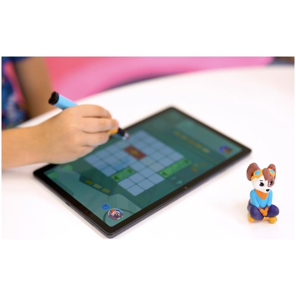 Ein Kind benutzt einen blauen Stift auf einem Tablet mit einem Spiel. Eine kleine Hundefigur sitzt daneben.