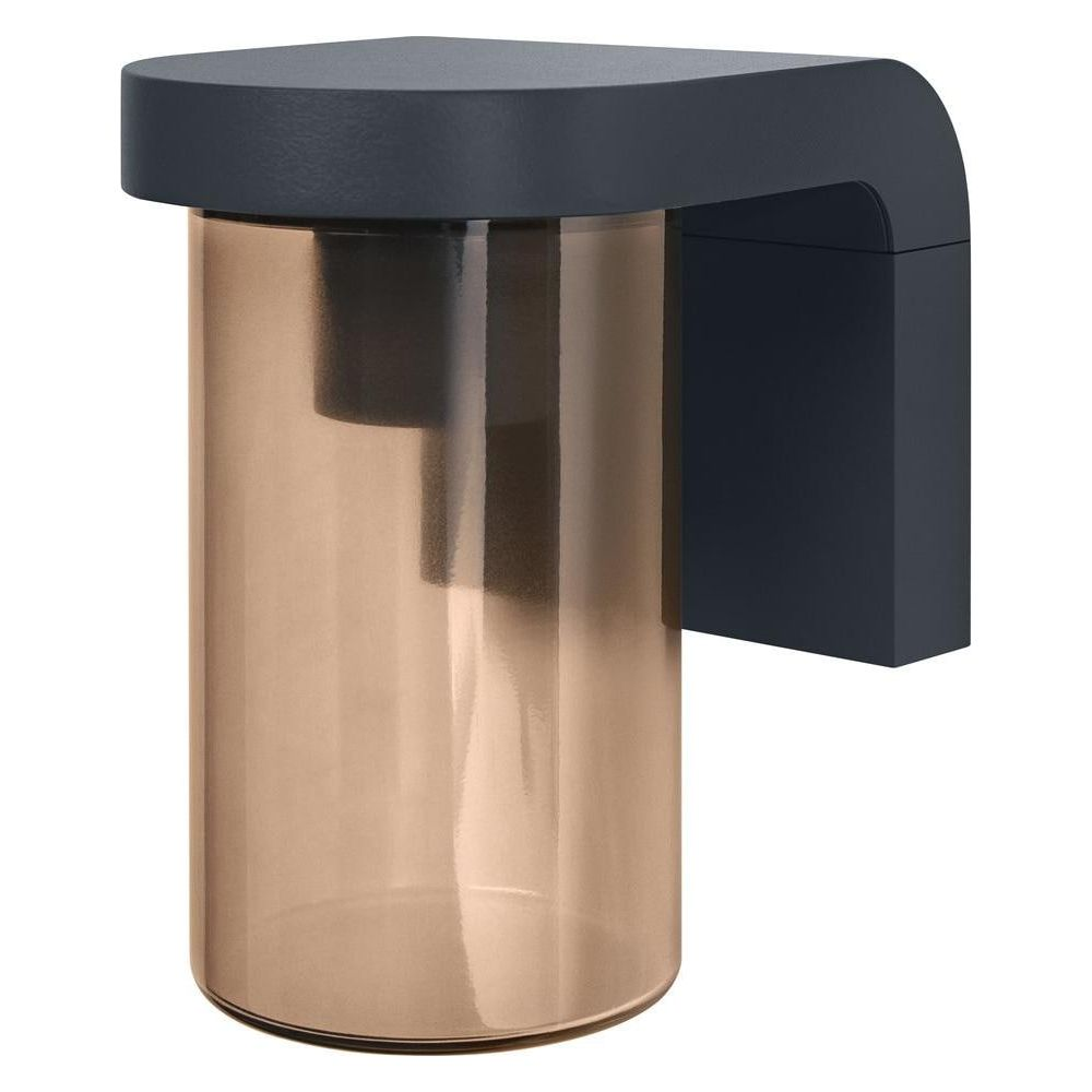 Eine dunkle Wandleuchte mit zylindrischem Bernstein-Glas und dunklem Oberteil.