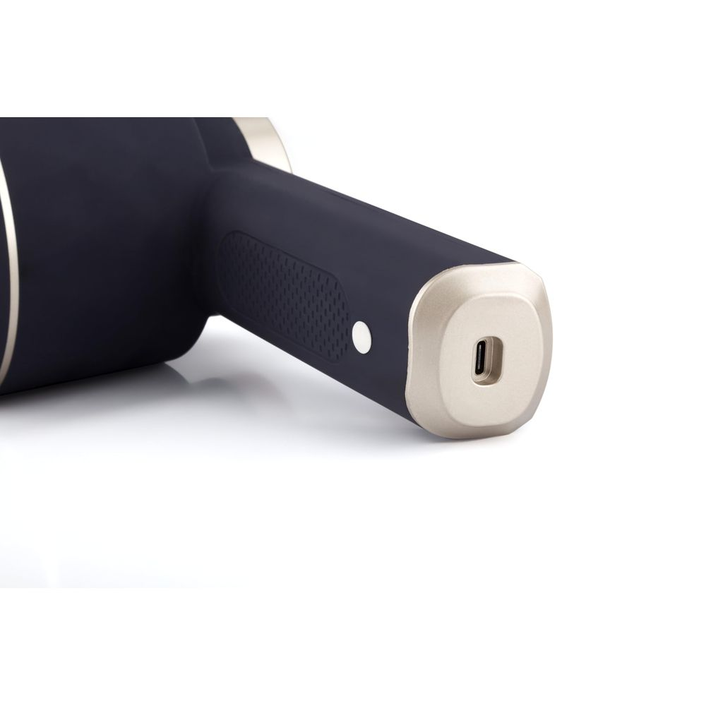 Dunkelblaues Gerät mit USB-C-Anschluss und goldenen Akzenten.