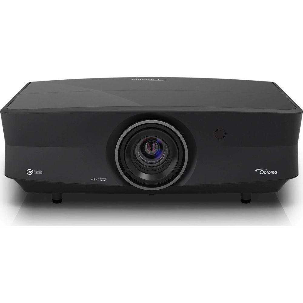 Czarny projektor Optoma na białym tle. Obiektyw znajduje się pośrodku.