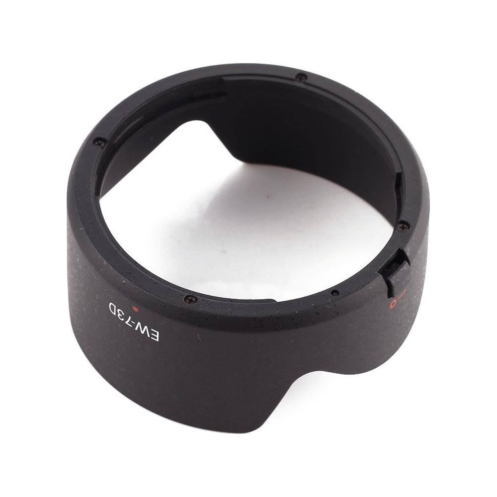 Czarna osłona obiektywu aparatu z napisem „EW-73D”, na białym tle.