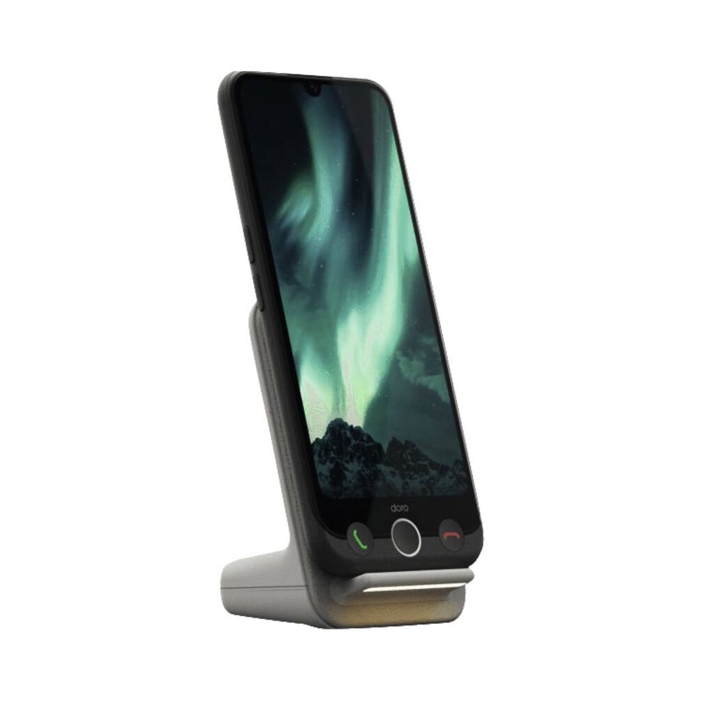Ein Smartphone mit Nordlichtern auf dem Bildschirm steht auf einer Ladestation.