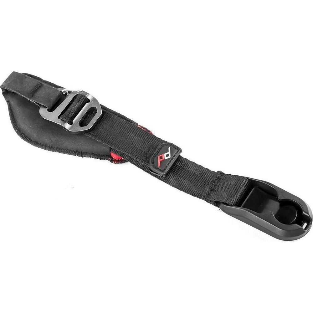 Czarny pasek z srebrną klamrą i logo PD.