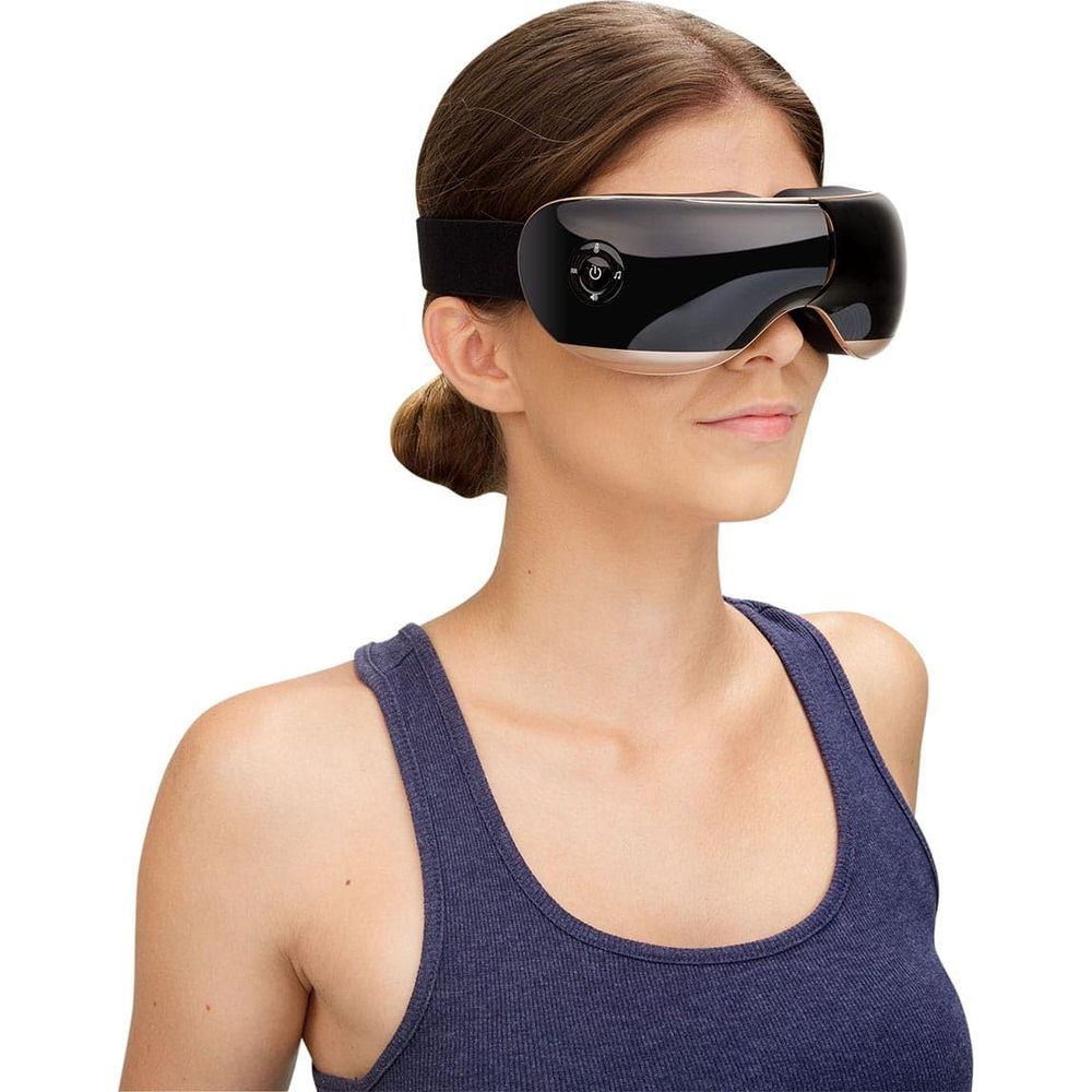 Mujer con antifaz negro y camiseta azul sobre fondo blanco.