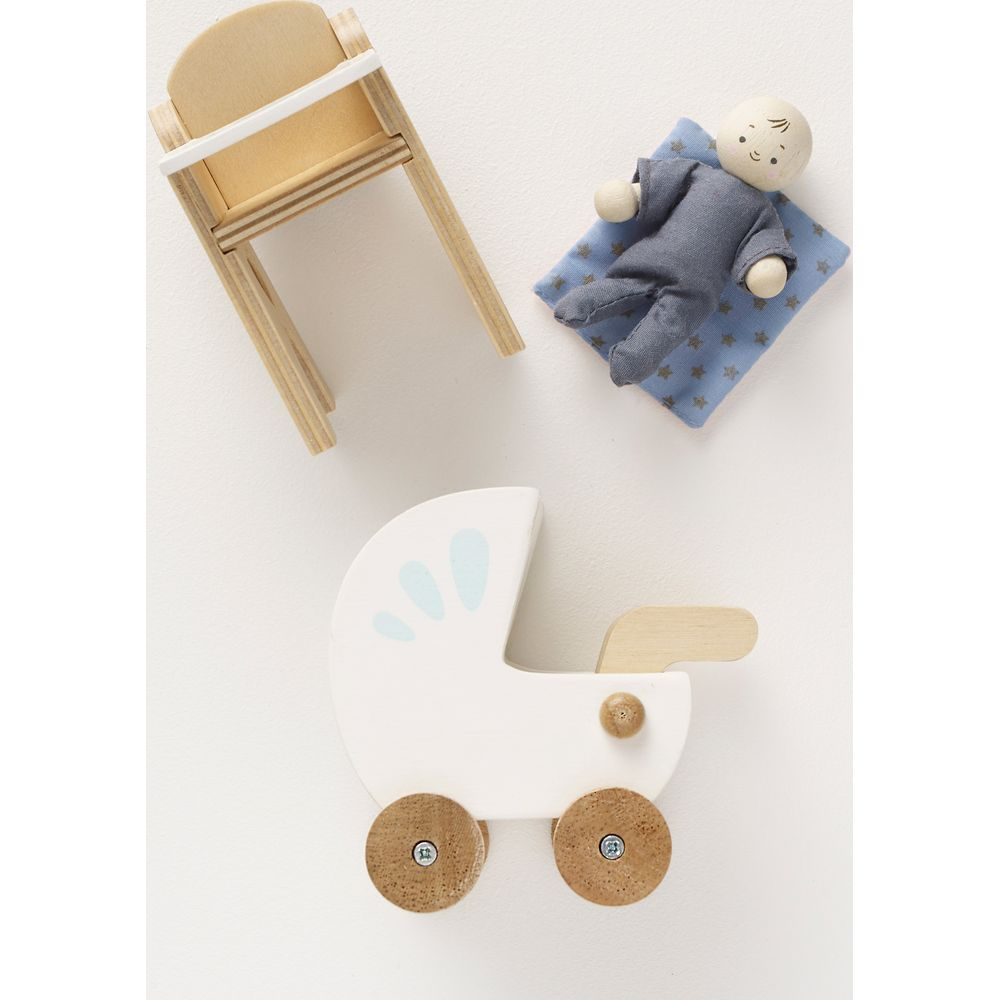 Drewniane zabawki: krzesełko do karmienia, lalka na kocyku w gwiazdki, wózek z niebieskimi kropkami.