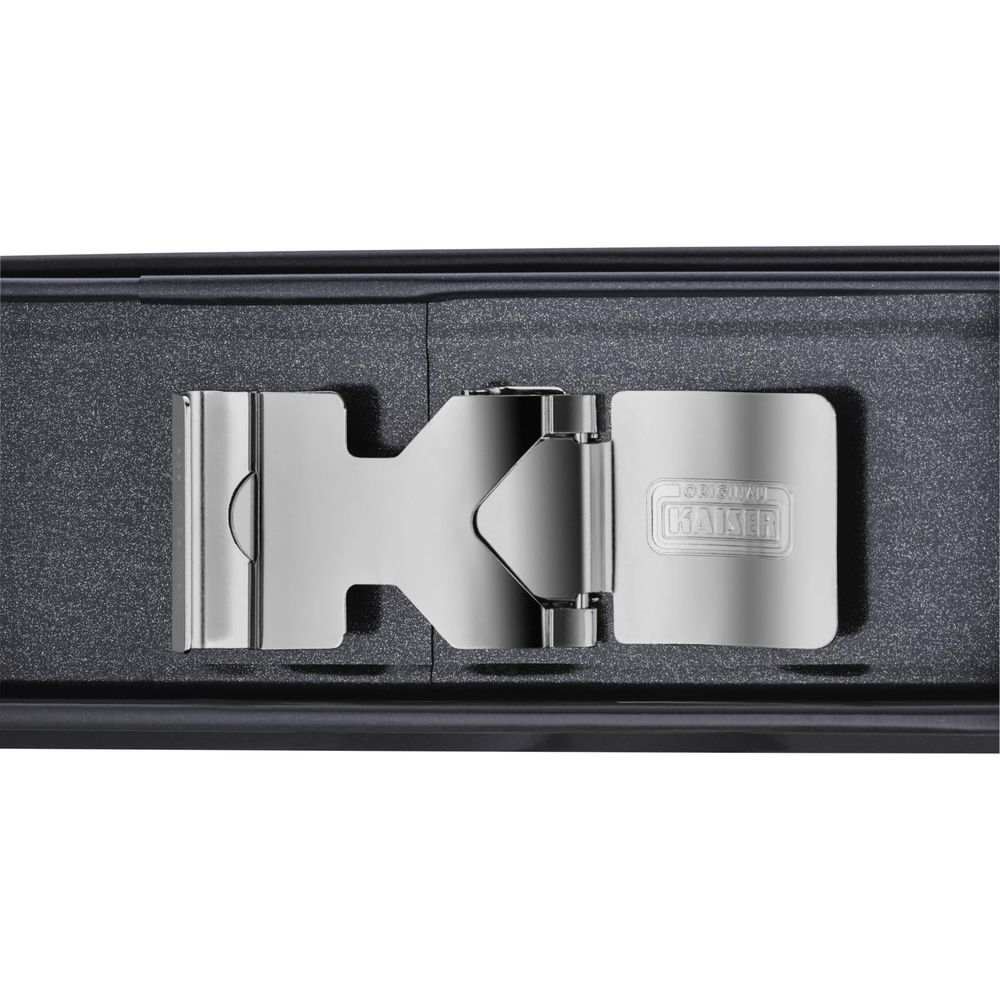 Srebrna klamra szybkozamykająca z napisem Kaiser na czarnym tle.