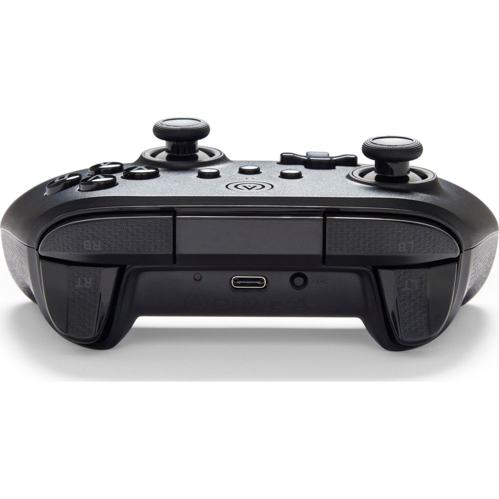 Schwarzer Gaming-Controller mit zwei Joysticks, Tasten und USB-C-Anschluss.