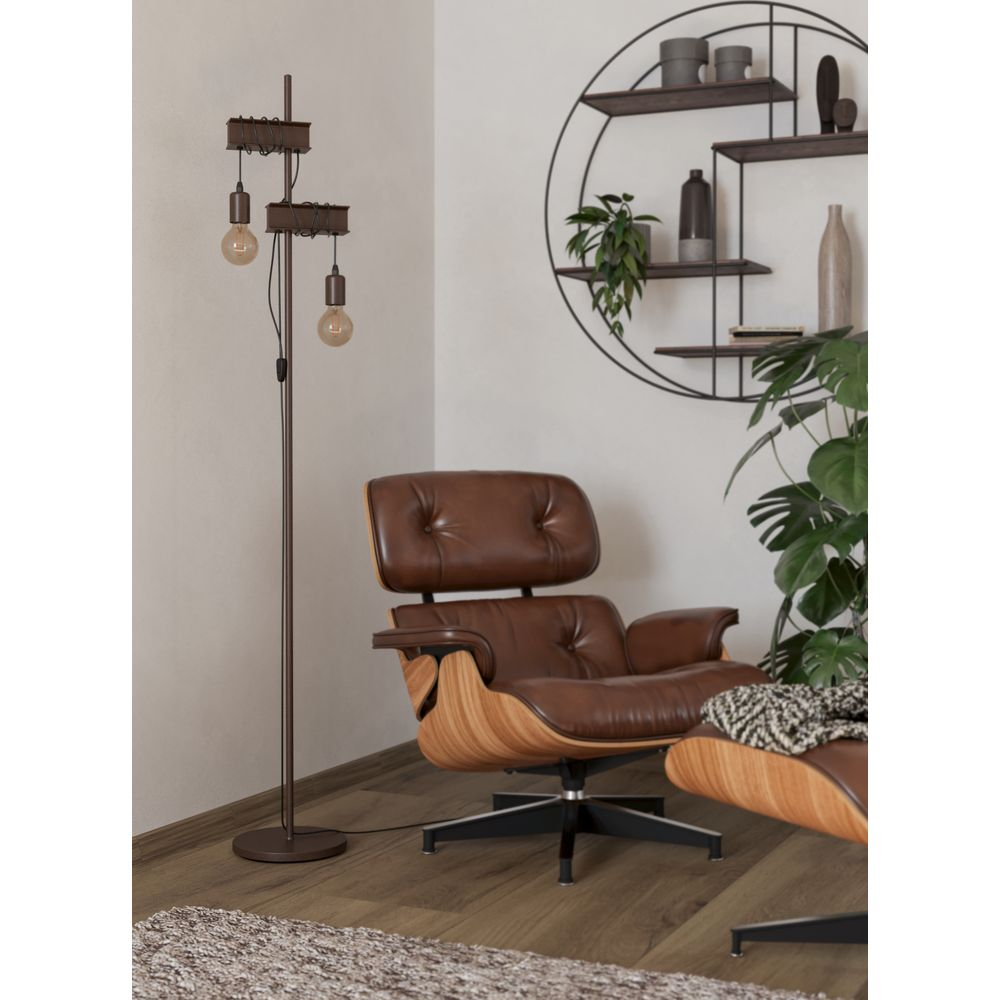 Ein brauner Ledersessel mit Holzdetails und ein Stehlampen-Design mit zwei Glühbirnen.