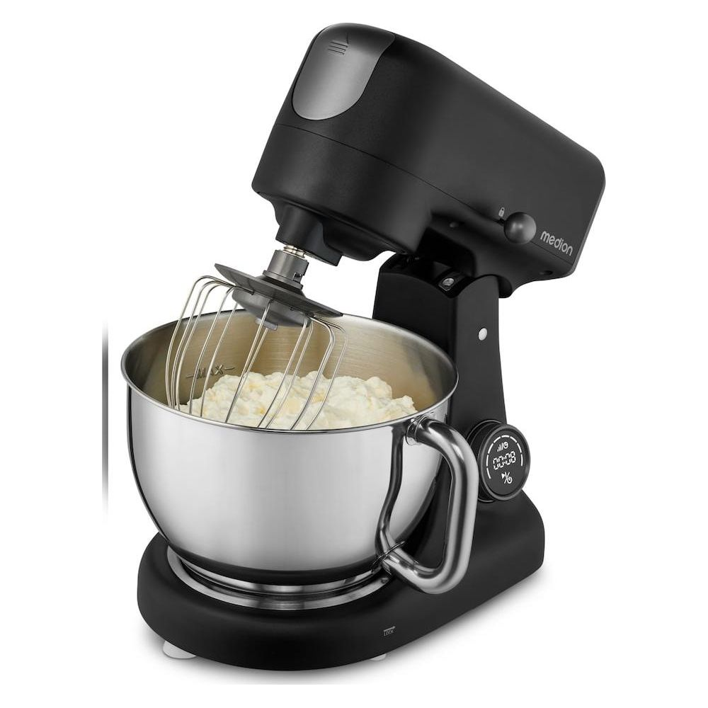 Schwarzer Küchenmixer mit Edelstahlschüssel voller Teig und Schneebesen.