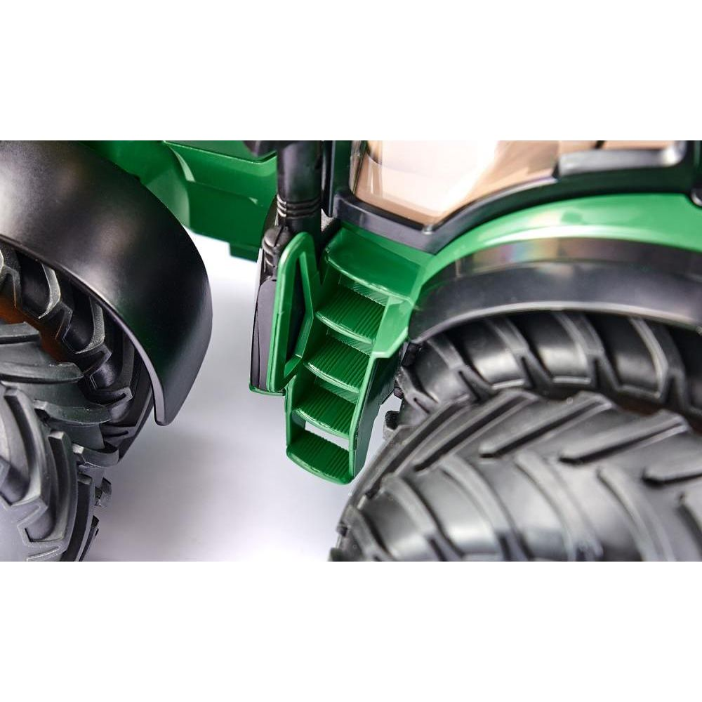 Tractor verde con neumáticos grandes y escalones.