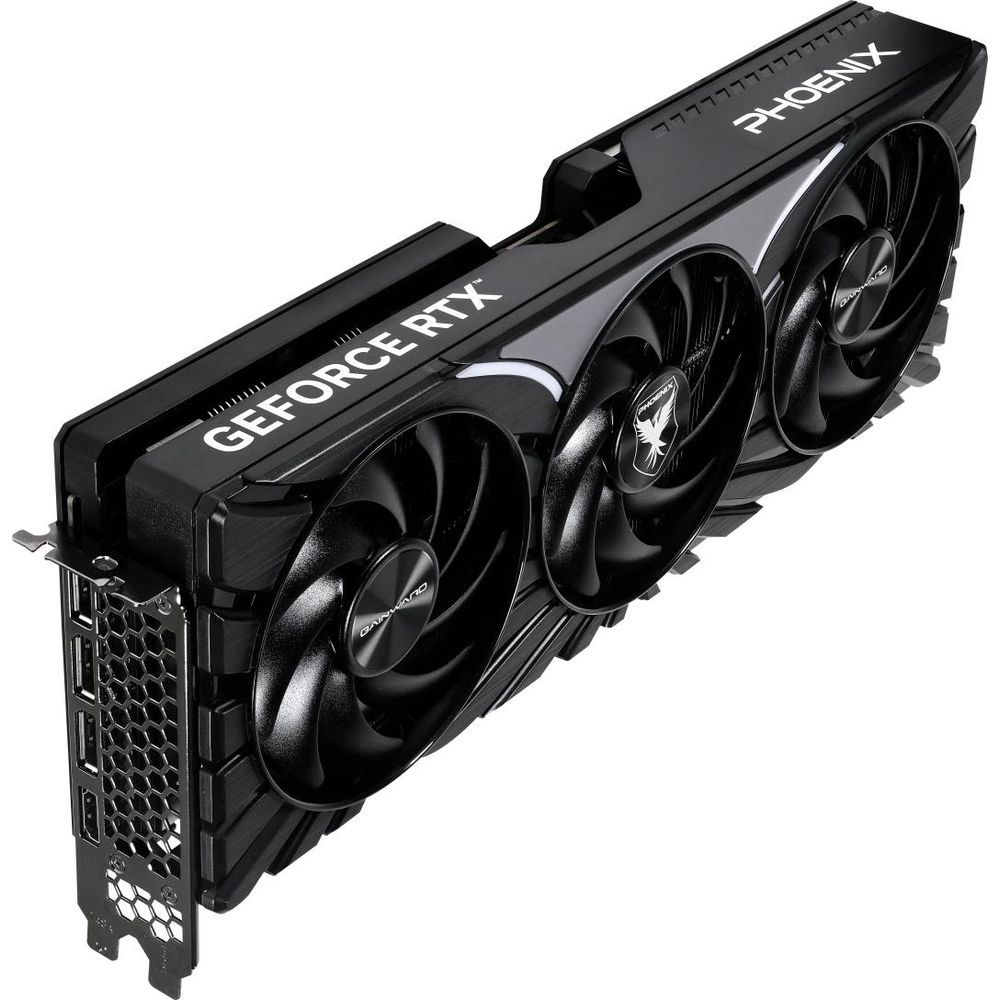 Scheda grafica nera con tre ventole e marchio 'GeForce RTX'.