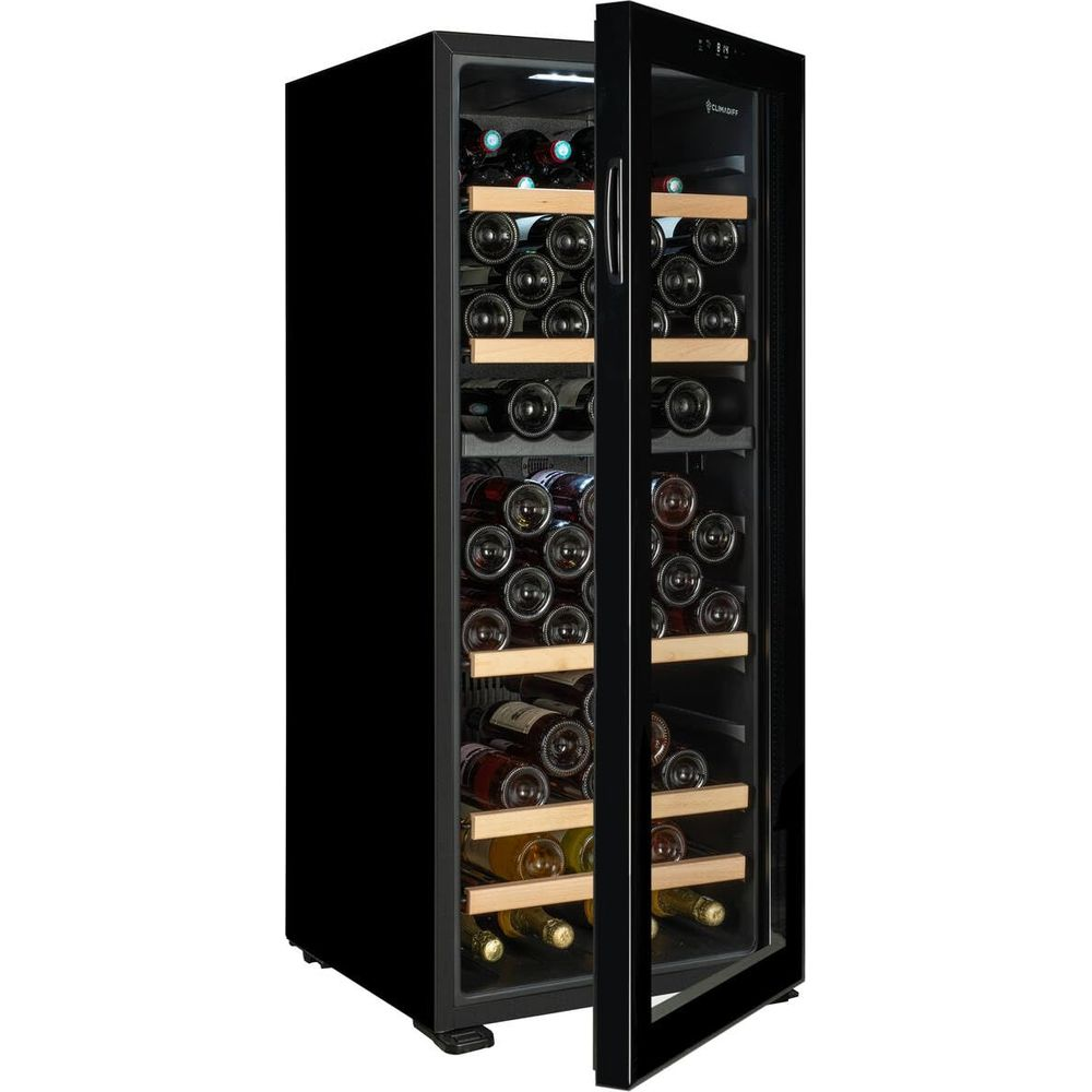 Ein schwarzer Weinkühlschrank mit Glastür, gefüllt mit Wein-
flaschen auf Holzregalen.
