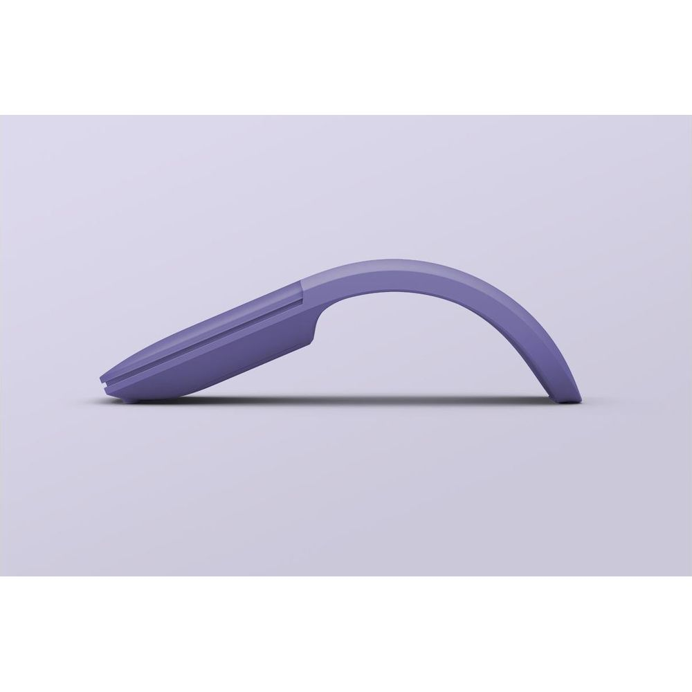 Un mouse per computer viola ed elegante con design curvo su sfondo chiaro.