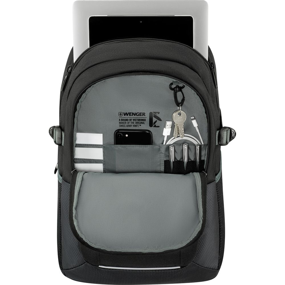 Ein schwarzer Rucksack mit einem Laptop und Zubehör im Hauptfach.