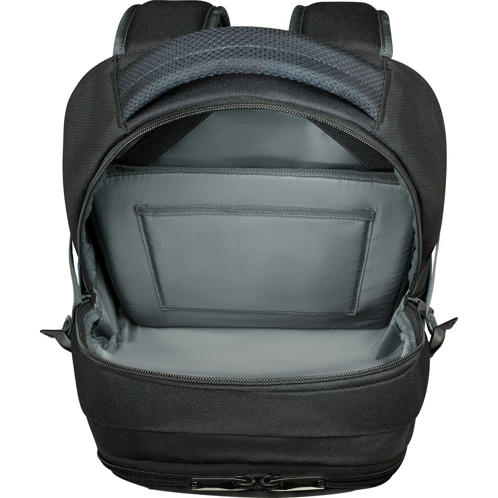 Ein schwarzer Rucksack ist geöffnet und zeigt das graue Innere mit Fächern.