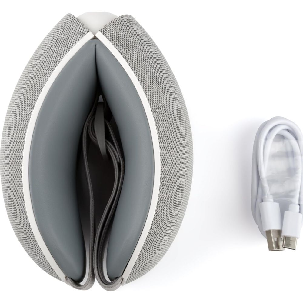Almohada de cuello gris con borde blanco y cable de carga al lado.
