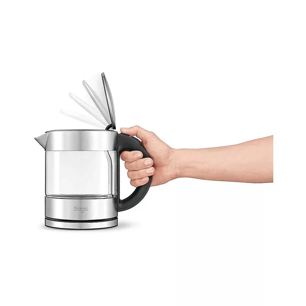 Eine Hand öffnet den Deckel eines Glaskessels mit Edelstahlbasis.