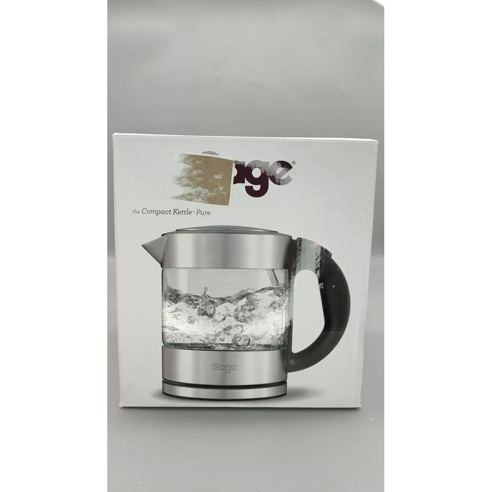 Ein durchsichtiger Wasserkocher mit schwarzem Griff und einem Sage-Logo auf der Vorderseite.