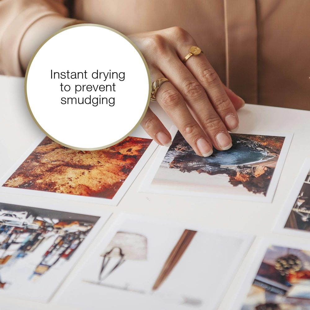 Hände mit Ringen legen Fotos auf eine weiße Fläche. Text im Kreis.