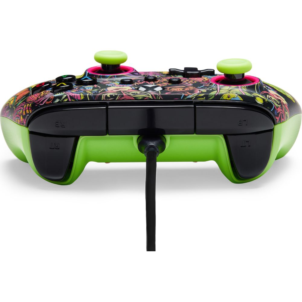 Controller verde per videogiochi con grafica fumettistica, due joystick, pulsanti e cavo.