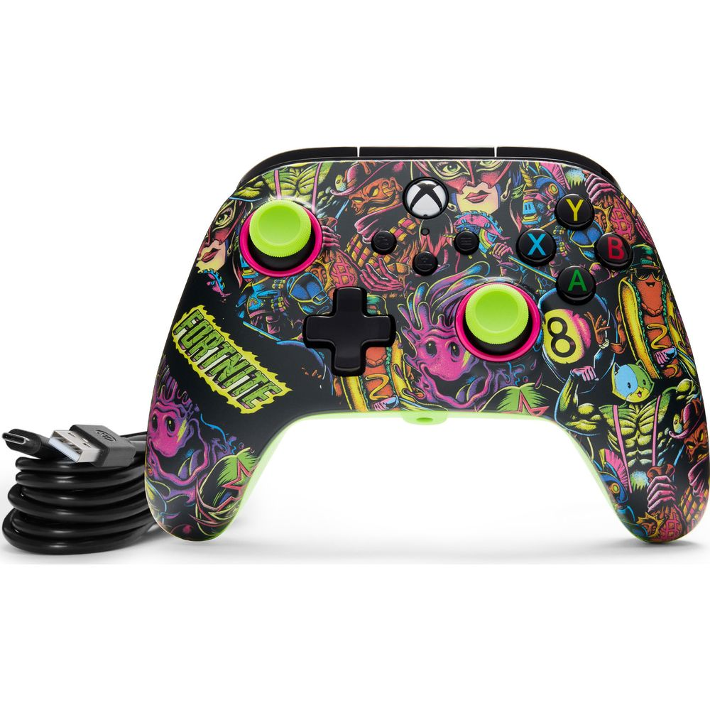 Un colorato controller Fortnite con accenti neri e verdi e un cavo.