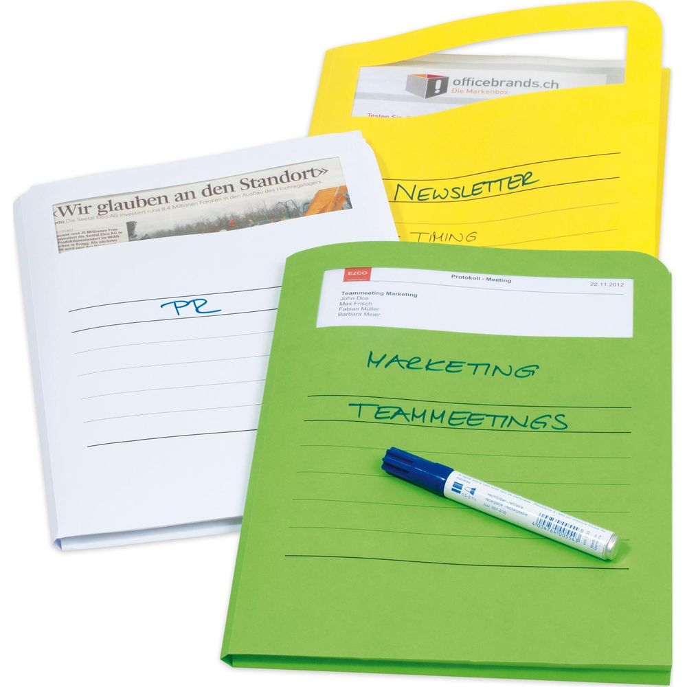 Zielone i żółte teczki z notatkami i długopisem leżą na stole.