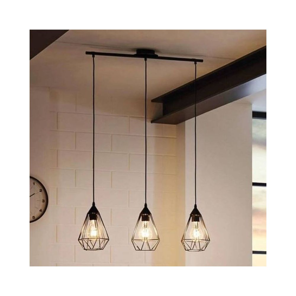 Tre lampade a sospensione con gabbie geometriche in filo nero.